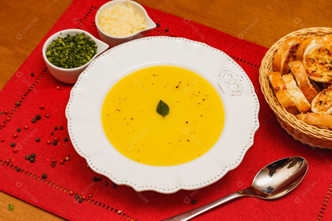 Delicioso Caldo de Batata ou Mandioca acompanhados de torradinha