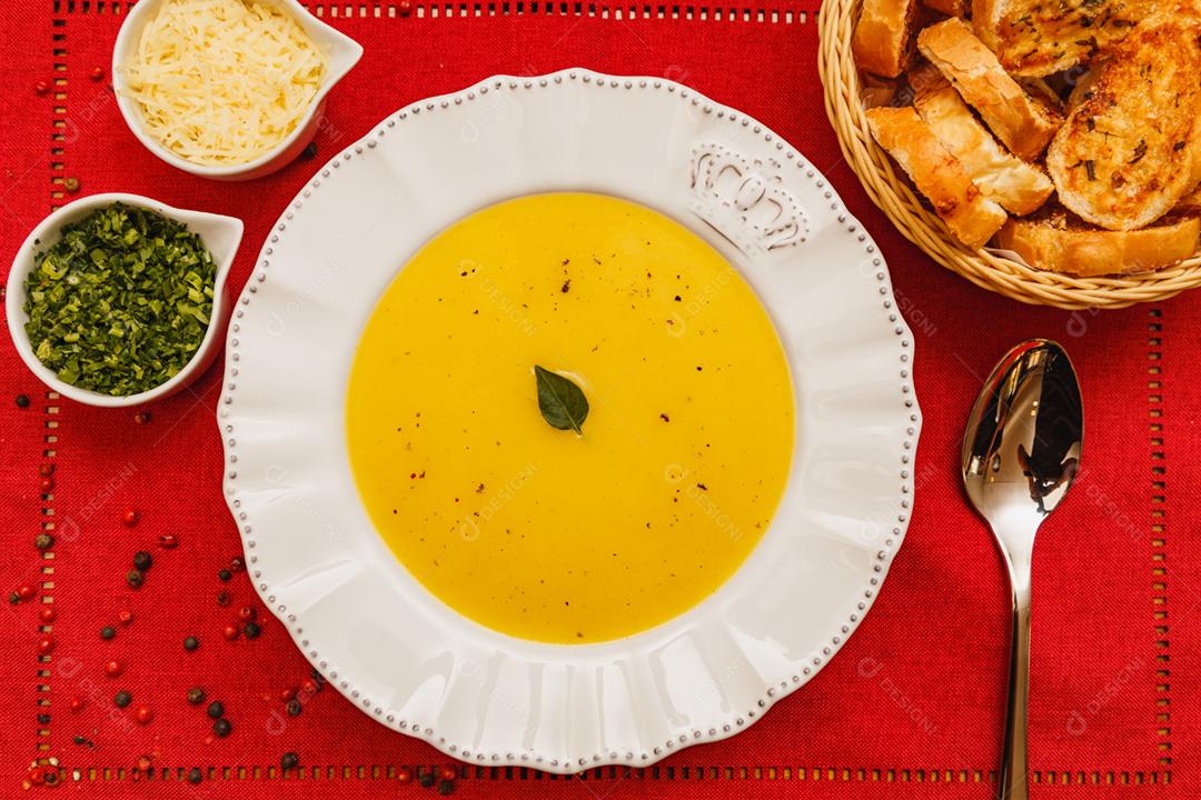 Delicioso Caldo de Batata ou Mandioca acompanhados de torradinha
