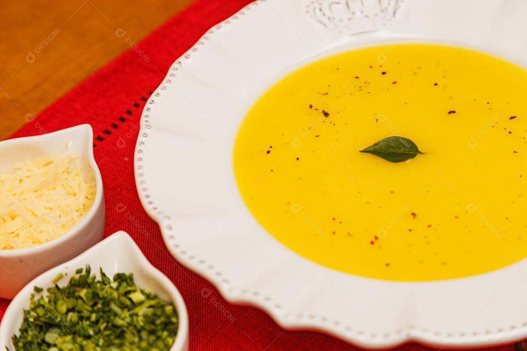 Delicioso Caldo de Batata ou Mandioca acompanhados de torradinha