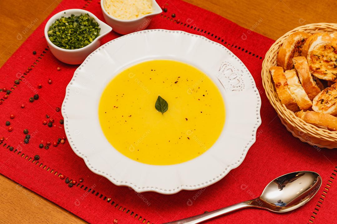 Delicioso Caldo de Batata ou Mandioca acompanhados de torradinha