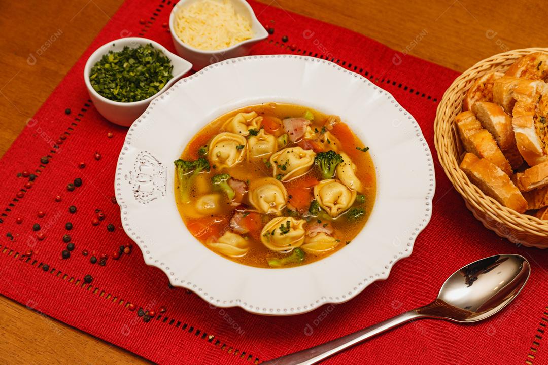 Deliciosa sopa de macarrão com legumes, sopa de macarrão com vegetais