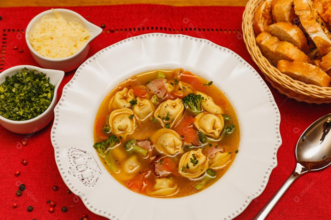 Deliciosa sopa de macarrão com legumes, sopa de macarrão com vegetais