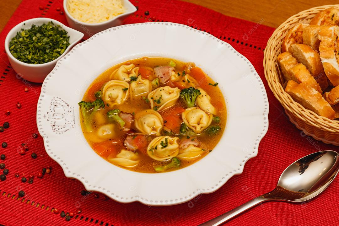 Deliciosa sopa de macarrão com legumes, sopa de macarrão com vegetais