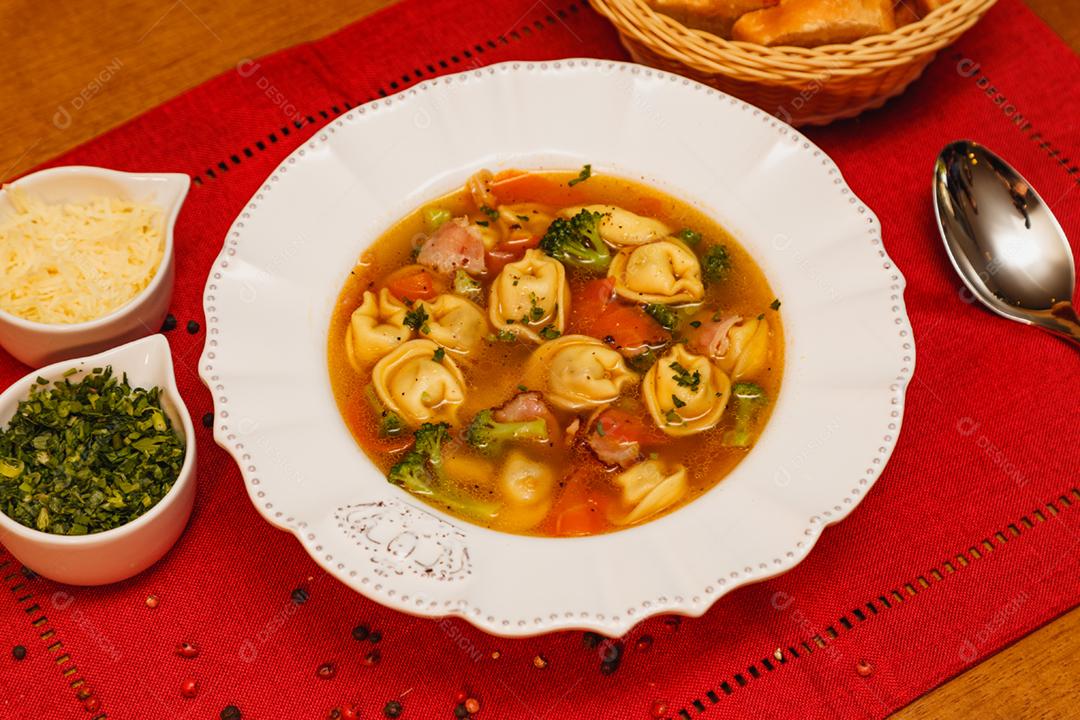 Deliciosa sopa de macarrão com legumes, sopa de macarrão com vegetais