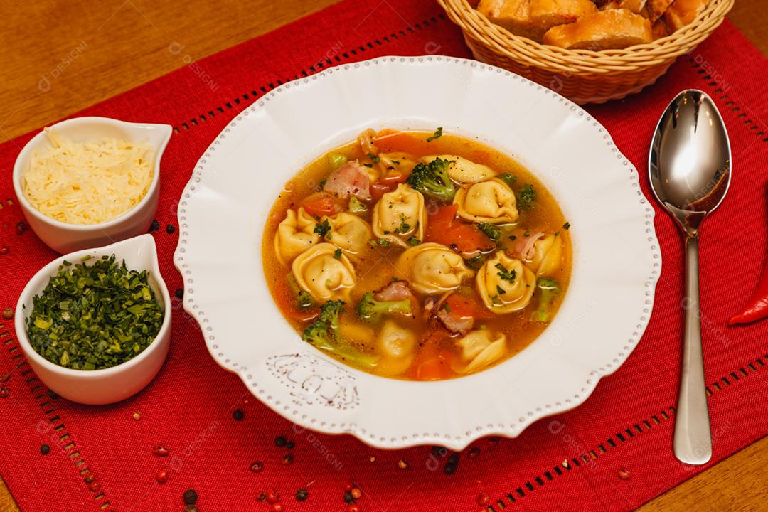 Deliciosa sopa de macarrão com legumes, sopa de macarrão com vegetais