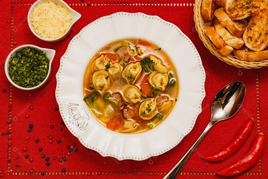 Deliciosa sopa de macarrão com legumes, sopa de macarrão com vegetais