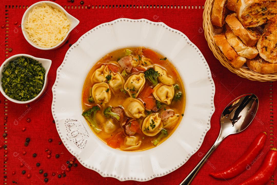 Deliciosa sopa de macarrão com legumes, sopa de macarrão com vegetais