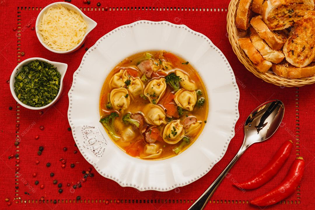 Deliciosa sopa de macarrão com legumes, sopa de macarrão com vegetais