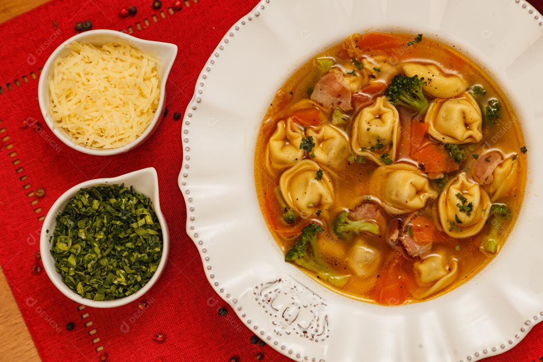 Deliciosa sopa de macarrão com legumes, sopa de macarrão com vegetais