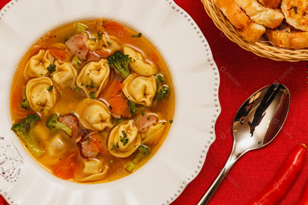 Deliciosa sopa de macarrão com legumes, sopa de macarrão com vegetais
