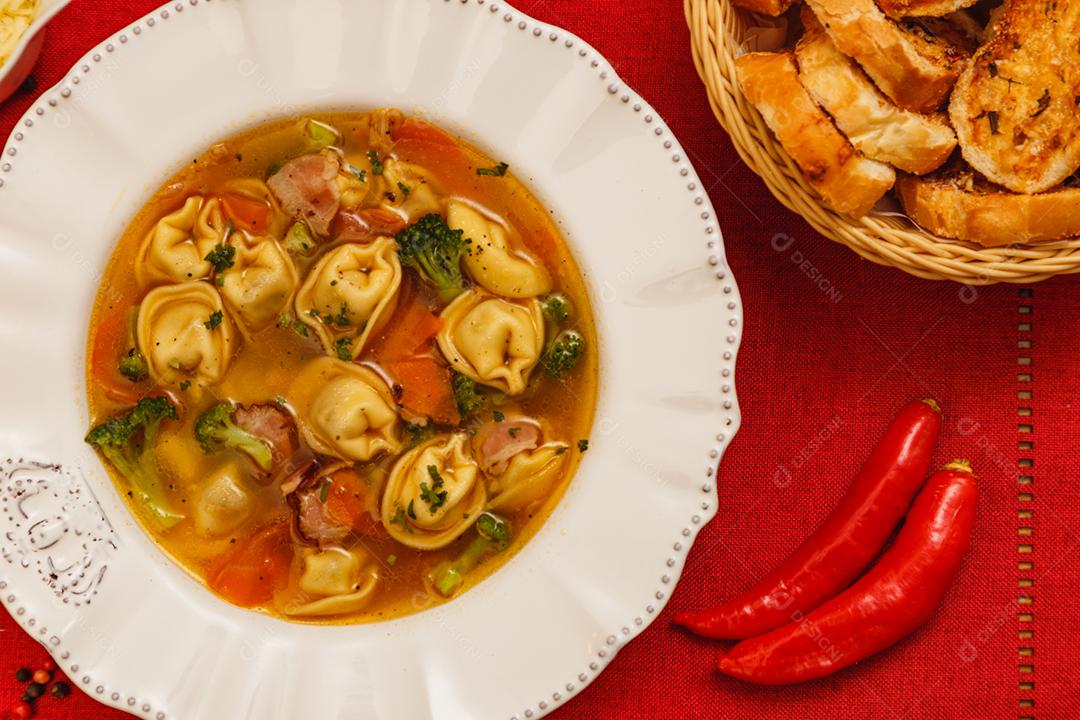 Deliciosa sopa de macarrão com legumes, sopa de macarrão com vegetais