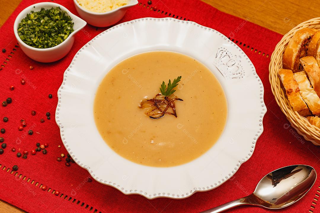 Prato de Caldo de feijão delicioso