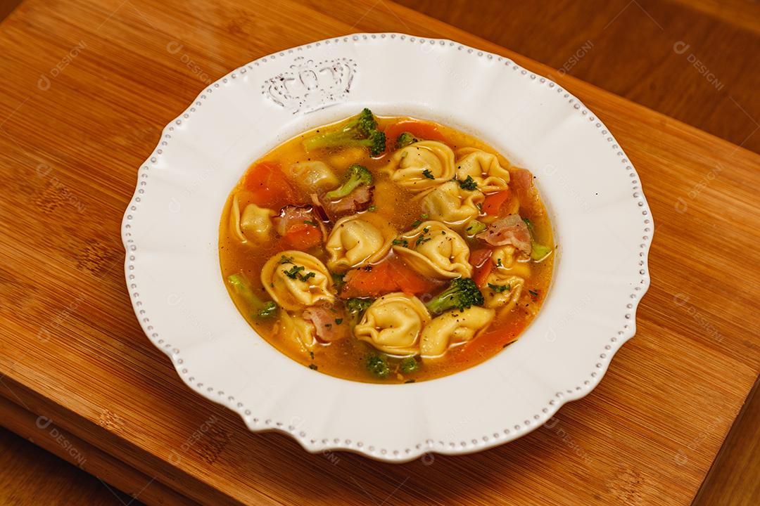 Deliciosa sopa de macarrão com legumes