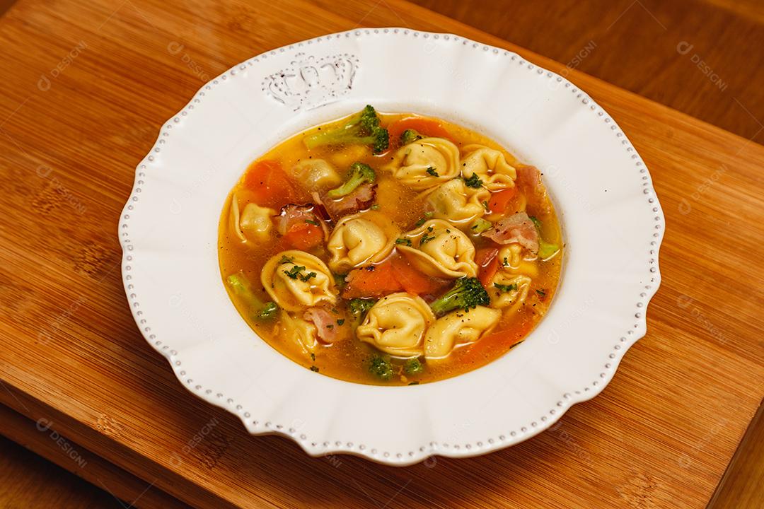 Deliciosa sopa de macarrão com legumes