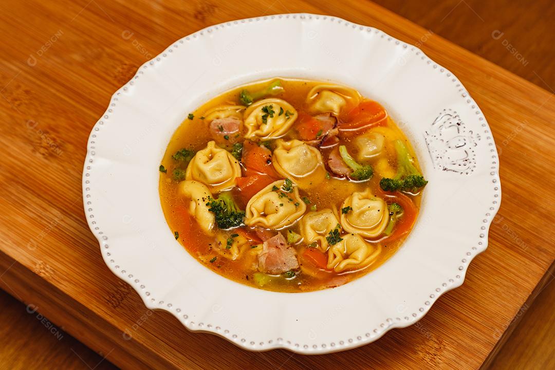 Deliciosa sopa de macarrão com legumes