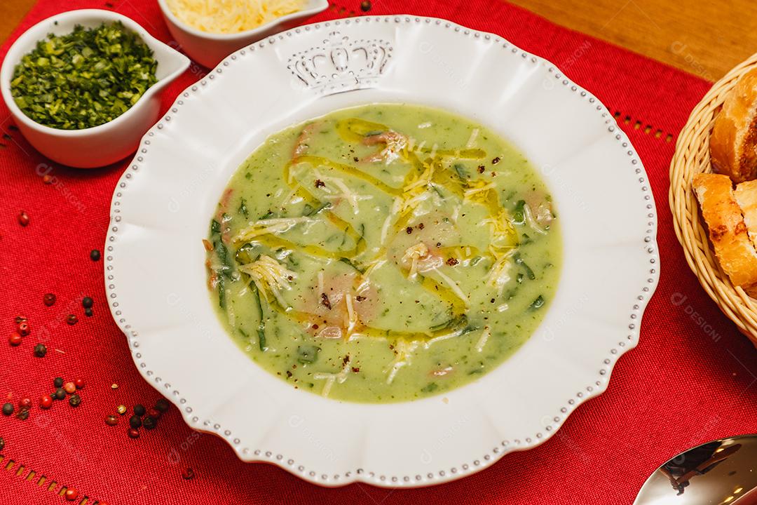 Prato Delicioso de caldo verde de brócolis