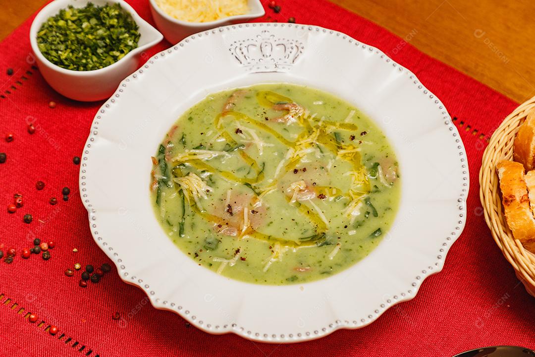 Prato Delicioso de caldo verde de brócolis