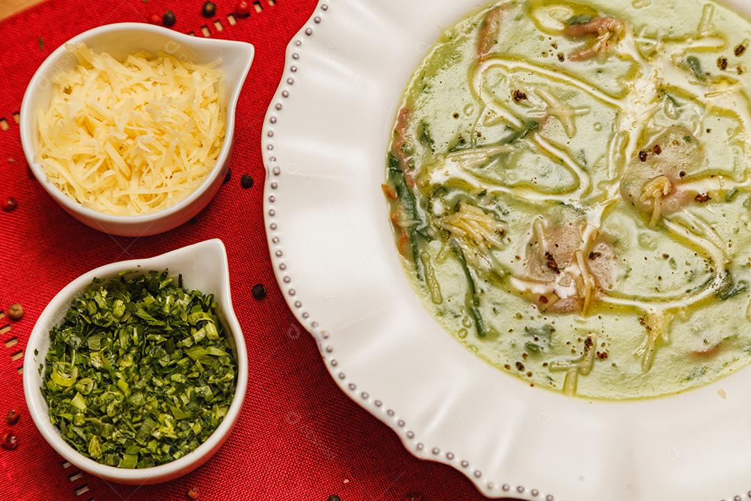 Prato Delicioso de caldo verde de brócolis