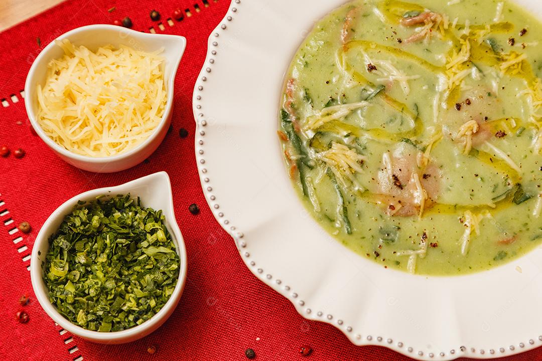 Prato Delicioso de caldo verde de brócolis