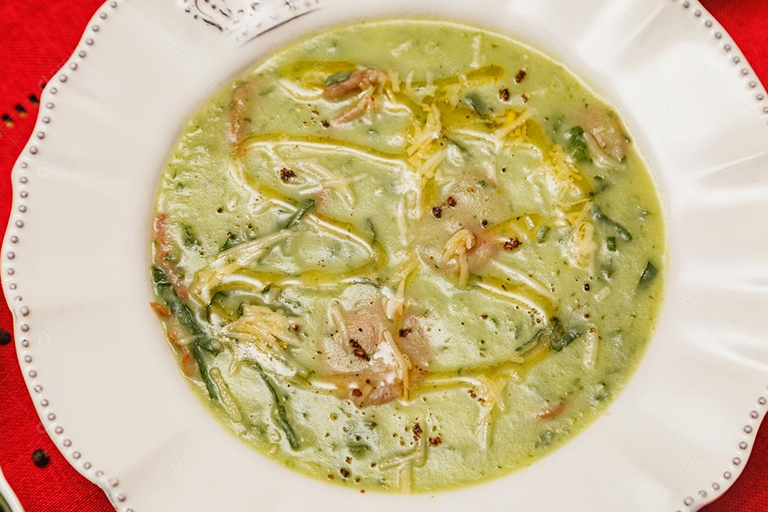 Prato Delicioso de caldo verde de brócolis