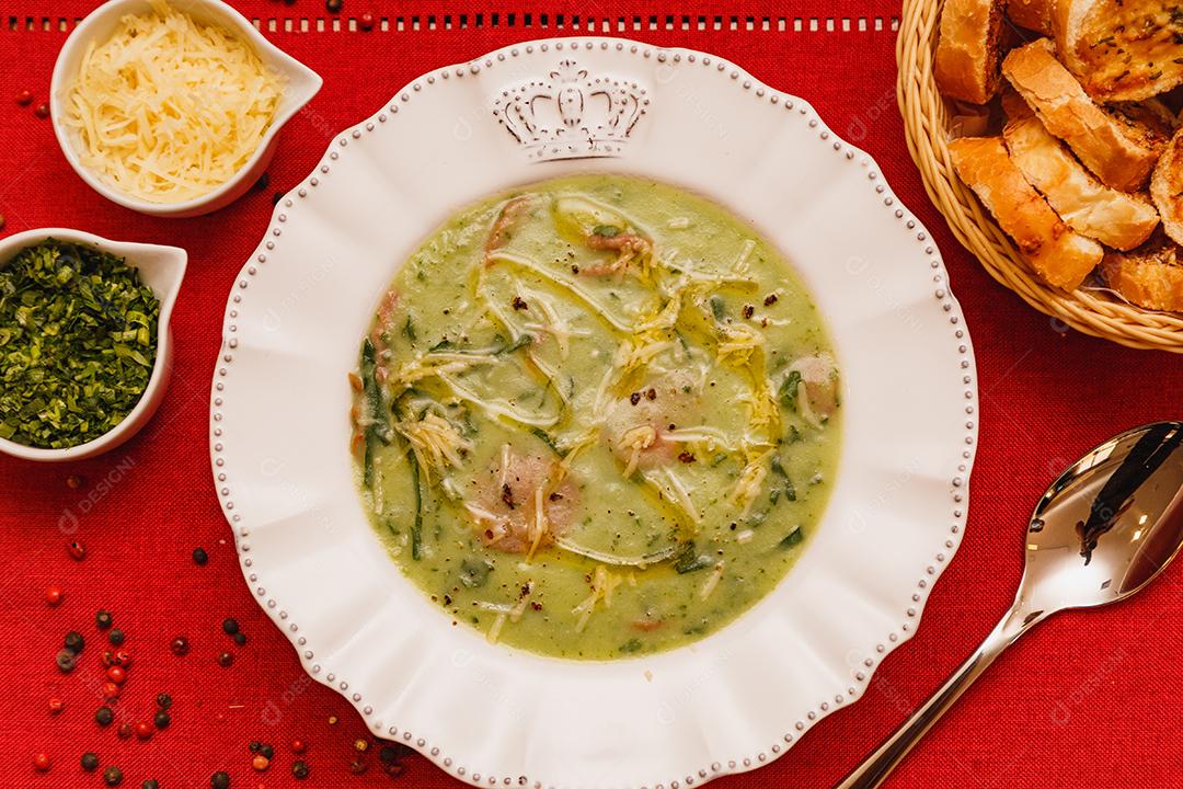 Prato Delicioso de caldo verde de brócolis