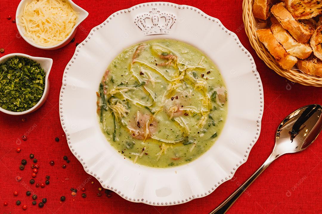 Prato Delicioso de caldo verde de brócolis