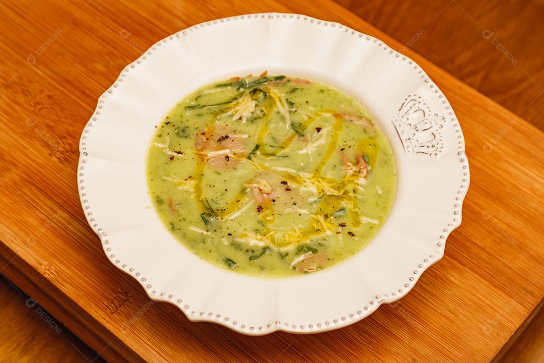 Prato Delicioso de caldo verde de brócolis