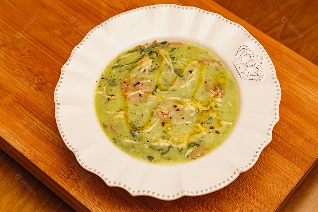 Prato Delicioso de caldo verde de brócolis