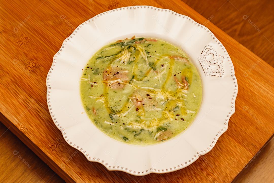 Prato Delicioso de caldo verde de brócolis