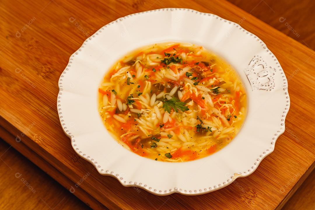 Deliciosa e saborosa sopa de galinha e frango