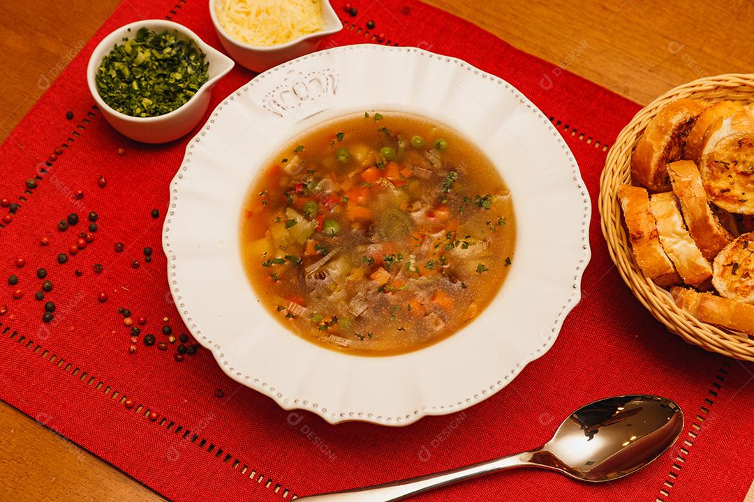 Deliciosa sopa de macarrão com vários legumes
