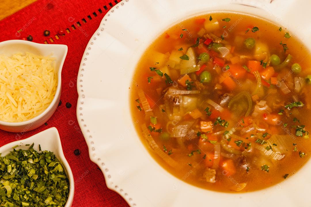 Deliciosa sopa de macarrão com vários legumes