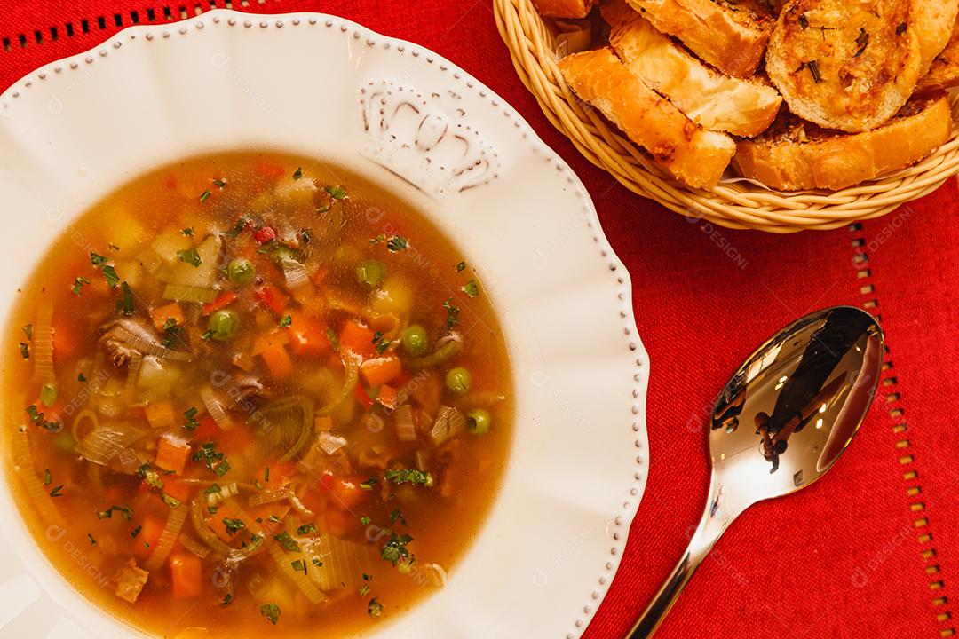 Deliciosa sopa de macarrão com vários legumes
