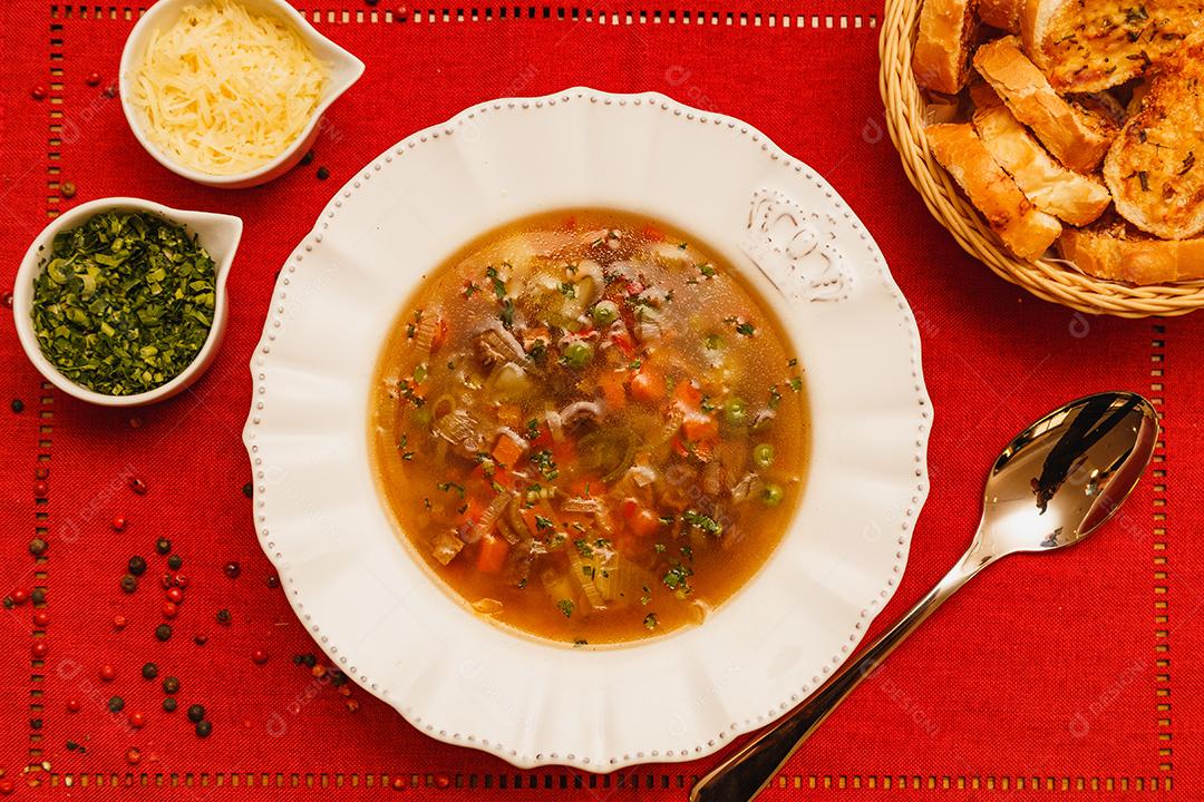 Deliciosa sopa de macarrão com vários legumes