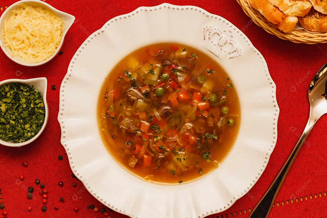 Deliciosa sopa de macarrão com vários legumes, macarrão de legumes e massas, comida deliciosa, gastronomia