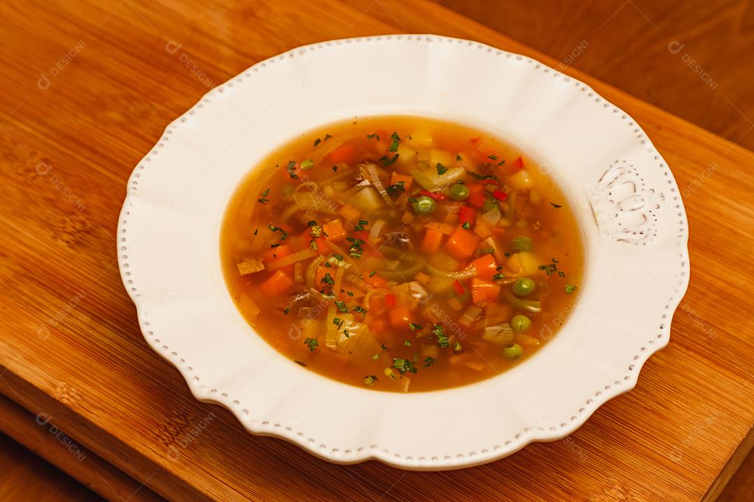 Deliciosa sopa de macarrão com vários legumes, macarrão de legumes e massas, comida deliciosa, gastronomia