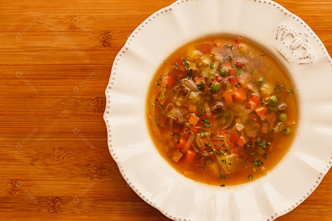 Deliciosa sopa de macarrão com vários legumes, macarrão de legumes e massas, comida deliciosa, gastronomia