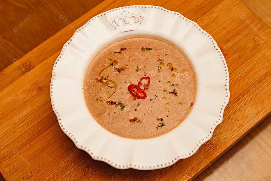 Delicioso caldo de feijão, Sopa de feijão, com fundo de madeira, fundo de tecido vermelho, com torradas, salsa