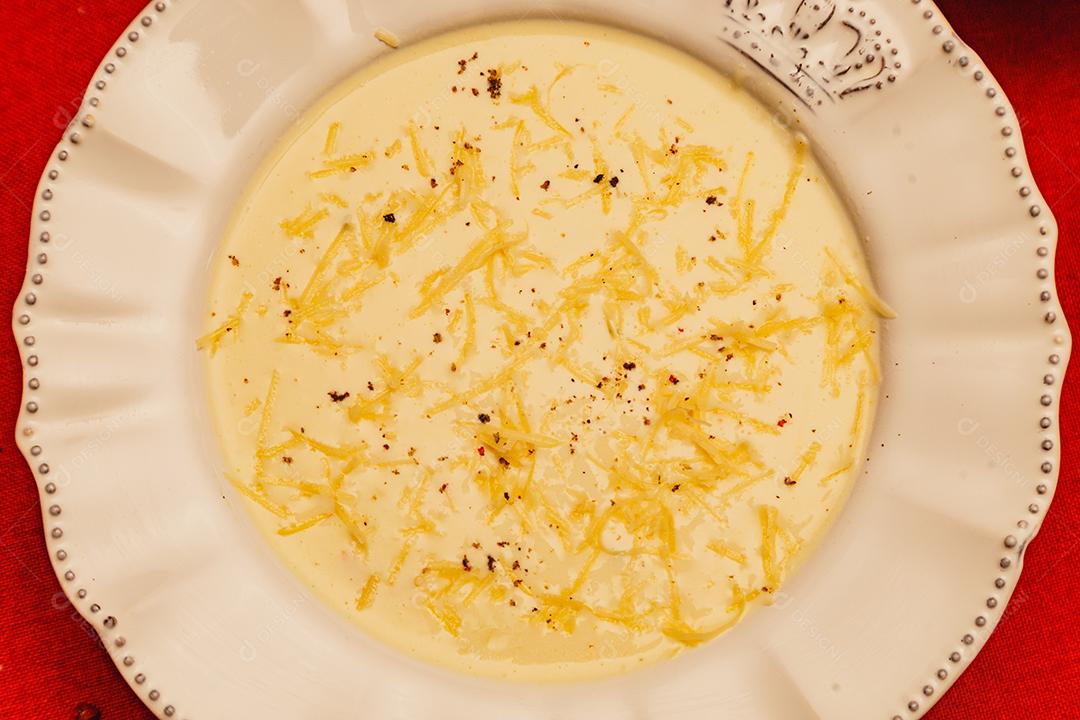 Delicioso e saboroso Caldo de Mandioca, caldo de batata, caldo com queijo ralado por cima e salsa