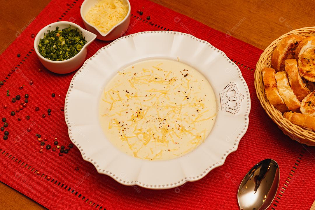 Delicioso e saboroso Caldo de Mandioca, caldo de batata, caldo com queijo ralado por cima e salsa