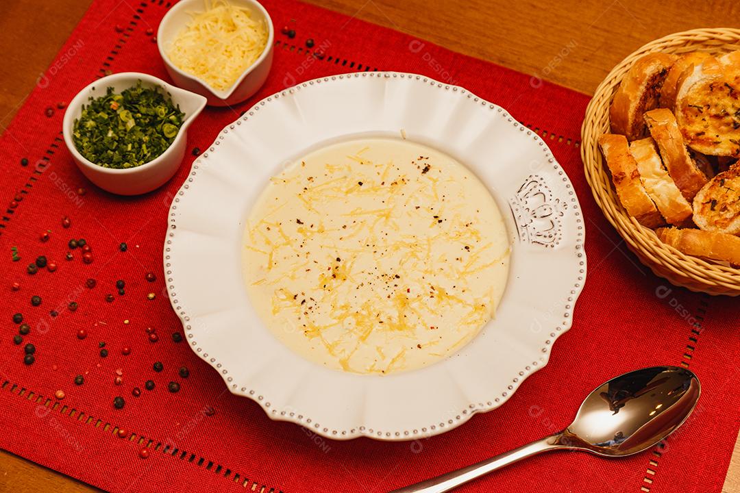 Delicioso e saboroso Caldo de Mandioca, caldo de batata, caldo com queijo ralado por cima e salsa