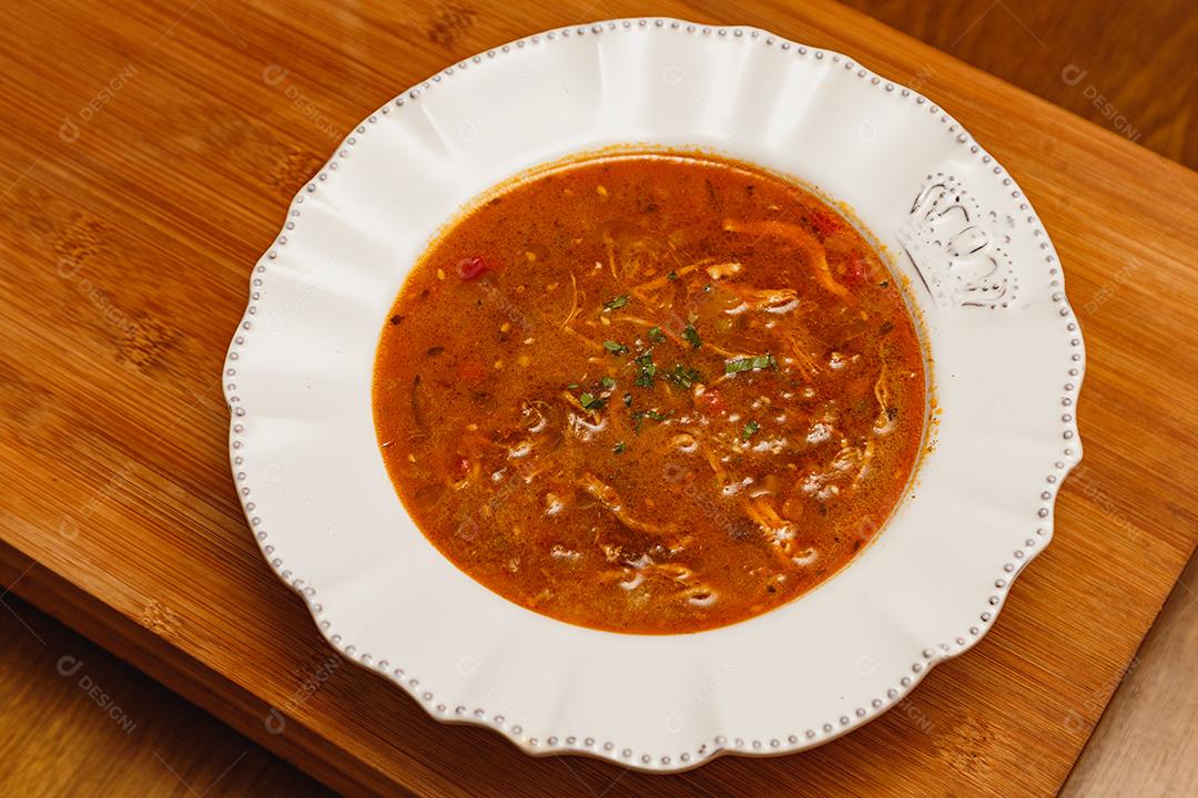 Deliciosa sopa de macarrão com legumes, sopa de macarrão com legumes, em um fundo de madeira