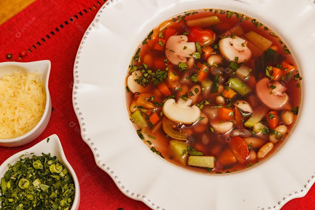 Delicioso caldo de cogumelos em molho de vinho, sopa de cogumelos em molho de vinho, com fundo de madeira
