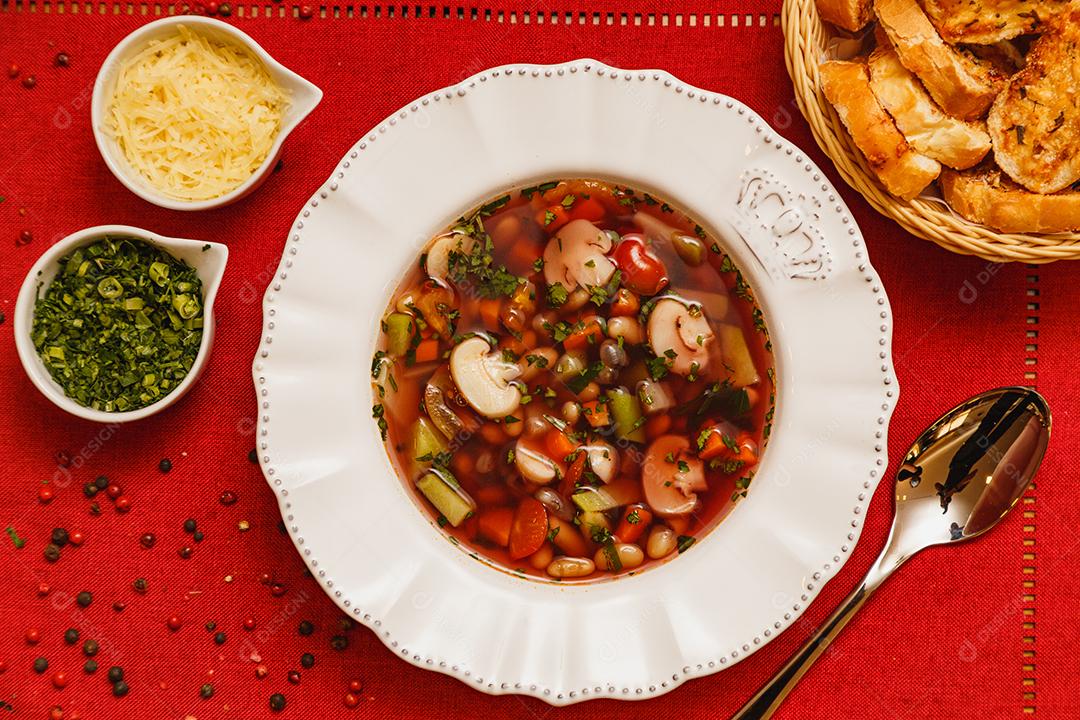 Delicioso caldo de cogumelos em molho de vinho, sopa de cogumelos em molho de vinho, com fundo de madeira