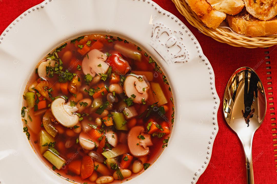 Delicioso caldo de cogumelos em molho de vinho, sopa de cogumelos em molho de vinho, com fundo de madeira