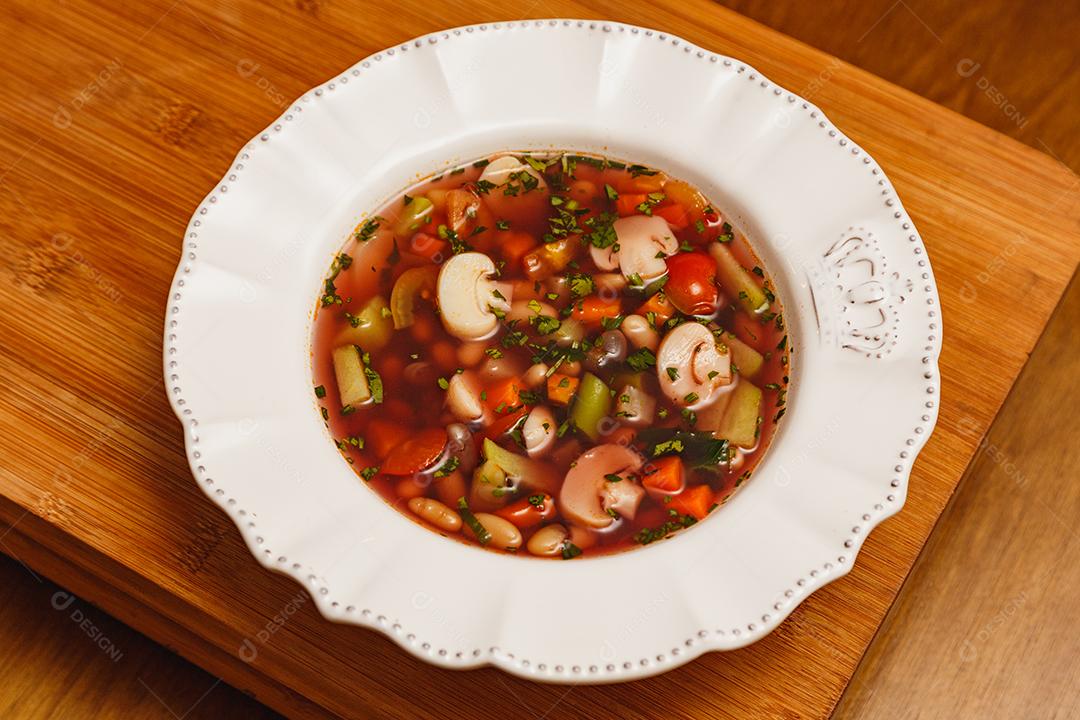 Delicioso caldo de cogumelos em molho de vinho, sopa de cogumelos em molho de vinho, com fundo de madeira