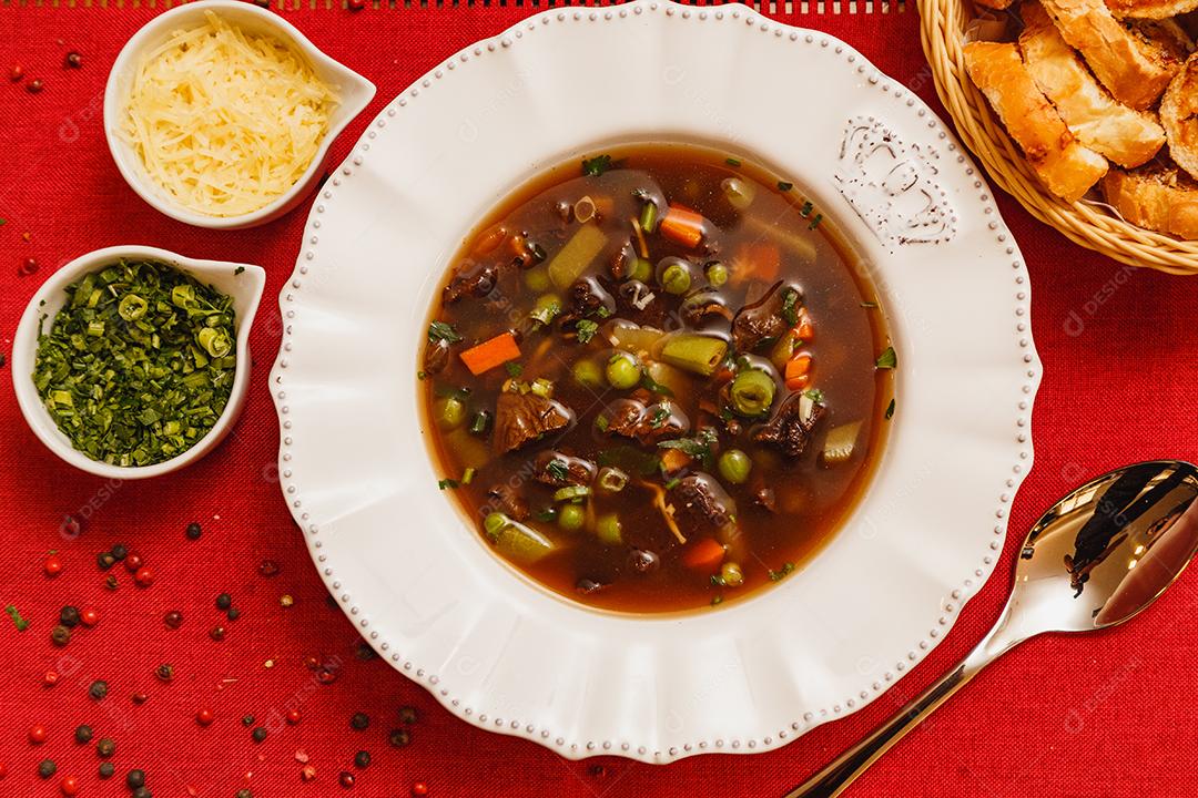 Delicioso caldo de cogumelos em molho de vinho, sopa de cogumelos em molho de vinho, com fundo de madeira