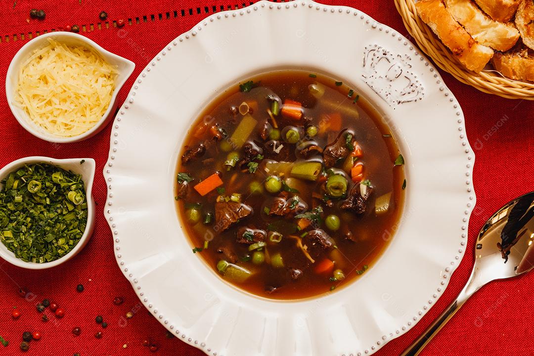 Delicioso caldo de cogumelos em molho de vinho, sopa de cogumelos em molho de vinho, com fundo de madeira