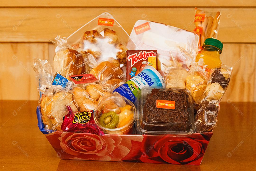 Cesta basica de comida sobre uma mesa de madeira