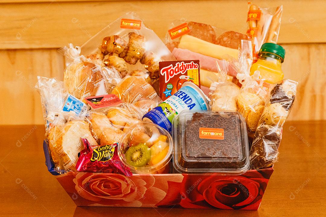 Cesta basica de comida sobre uma mesa de madeira